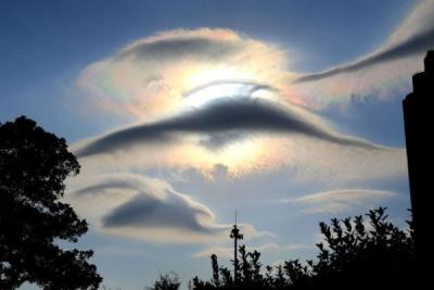 Небо над Гонконгом украсили облака в виде «летающих тарелок»