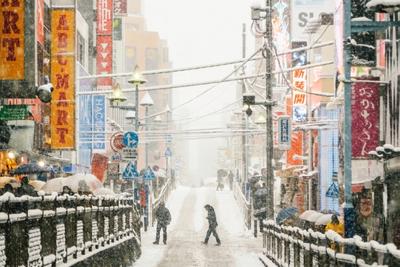 Снегопады продолжают заметать Японию