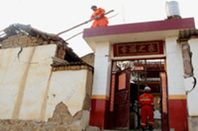 Землетрясение в Китае разрушило десятки домов