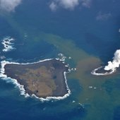 На японском архипелаге Бонин вулканический остров поглотил своего соседа