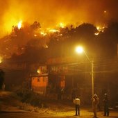 В Чили горит около 2 тысяч гектаров леса (ФОТО)