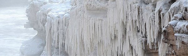 Китайский водопад Хукоу превратился в ледяную скульптуру