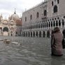 Жители Венеции встречают Рождество по колено в воде