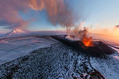 Два камчатских вулкана выбросили километровые столбы пепла