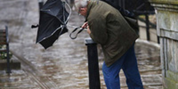 Атлантический шторм обесточил более 300 тысяч домов Уэльса и Ирландии