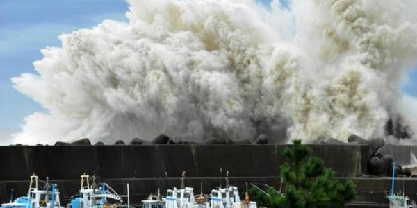 К Японии приближается разрушительный тайфун «Неогури»