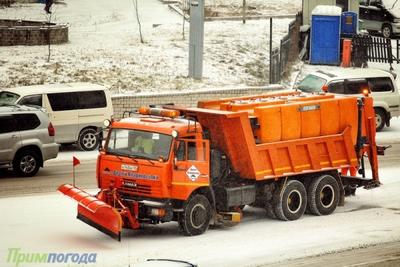 Во Владивостоке продолжают бороться с последствиями ночного снегопада