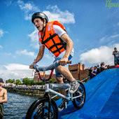 Fun Jumping: Прыжки в Амурский залив на велосипедах и роликах