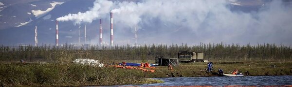 На загрязненных топливом реках под Норильском увеличили количество боновых заграждений