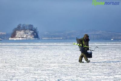 Жителям Владивостока напоминают об опасности выхода на лёд