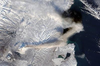Шлейф от извержения вулкана Шивелуч растянулся на 250 км