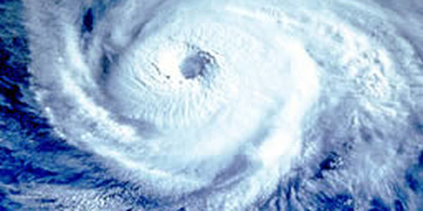 Над акваторией Тихого океана смещается тропический шторм 