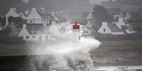 Предрождественский шторм обрушился на побережье Франции и Великобритании