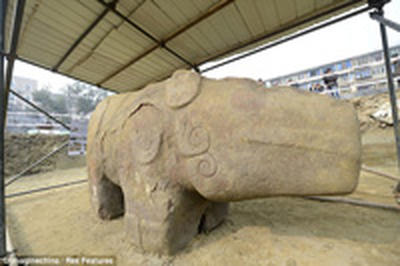 Китайские археологи нашли восьмитонную статую неизвестного животного