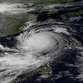 В чем разница между тайфуном, циклоном и атмосферным фронтом?