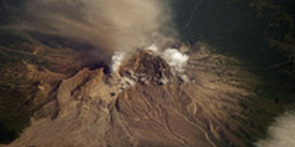 Потоки лавы сходят со склонов вулкана Шивелуч