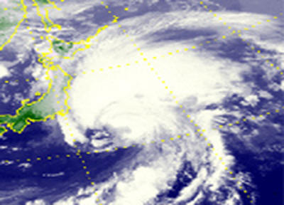Тайфун «MAWAR» задел побережье Японии