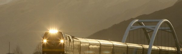 Оползень в Китае снес с рельсов пассажирский поезд