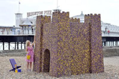 Шоколадный замок построили на пляже в Англии