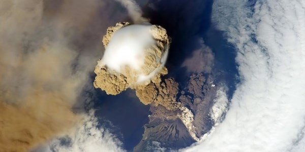 Вулкан Шивелуч произвёл два мощных выброса пепла за сутки