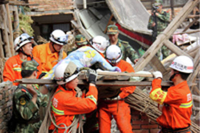 Число жертв землетрясения в Китае превысило 200 человек