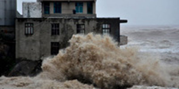 На востоке Китая бушует мощный тайфун