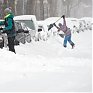 Зимний шторм засыпает снегом Канаду