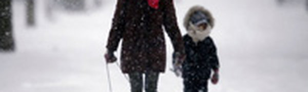 Зимний шторм засыпает снегом Канаду