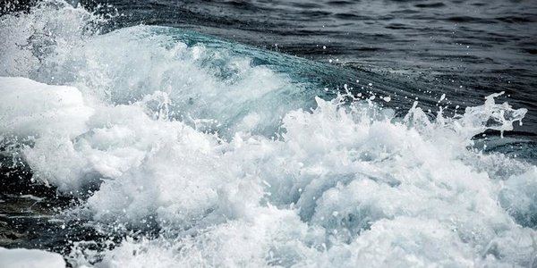 Штормовое предупреждение объявлено на севере Японского моря