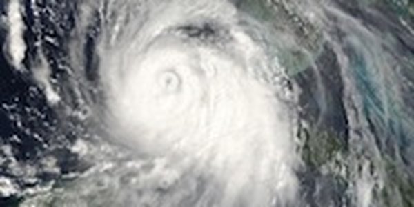 В северо-западной части Тихого океана господствуют два мощных тайфуна