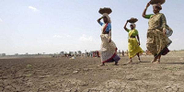 Девушки Индии пашут голыми в надежде вызвать дождь