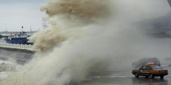 Тайфун «Фанфон» парализовал жизнь на Японских островах