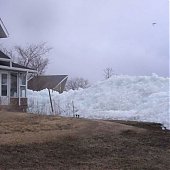 Канадский пляж укрыло снегом и льдом