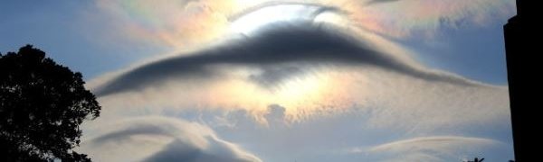 Небо над Гонконгом украсили облака в виде «летающих тарелок»