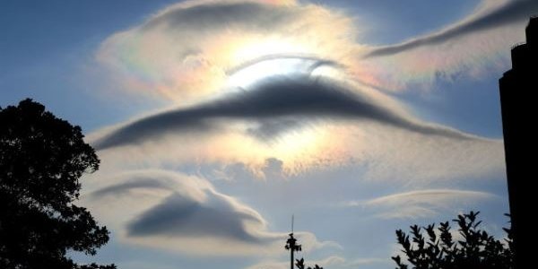 Небо над Гонконгом украсили облака в виде «летающих тарелок»