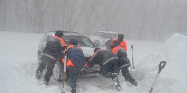 Сильнейший снежный шторм обрушился на Камчатку