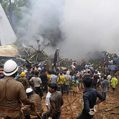Крушение самолета в Индии (ФОТО)