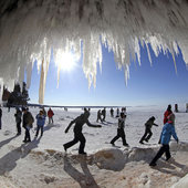 Зимняя сказка: озеро Верхнее и его ледяные пещеры