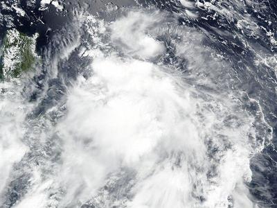 Над Тихим океаном образовалось сразу два тропических циклона