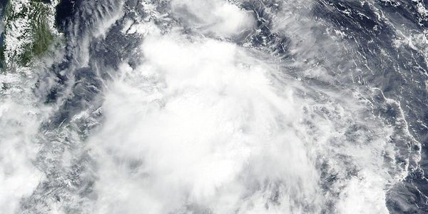 Над Тихим океаном образовалось сразу два тропических циклона