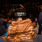 Во Владивостоке открылся уличный кинотеатр