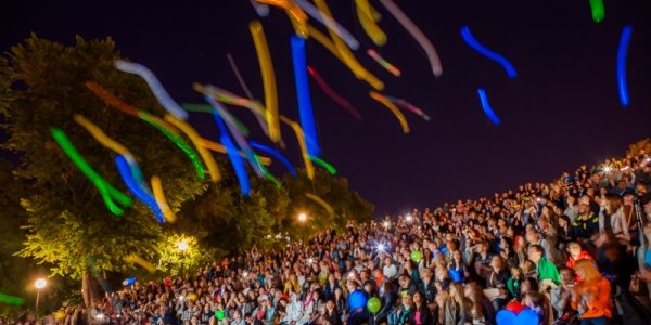 Во Владивостоке открылся уличный кинотеатр