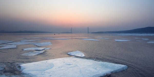 Снежный циклон сделал небезопасной рыбалку в акватории Владивостока