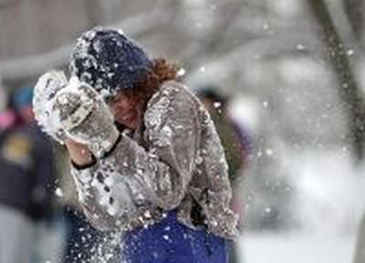 Снежная битва в Познани собрала несколько сотен человек