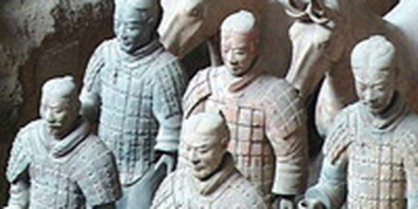 В Китае археологи откопали более 100 терракотовых воинов