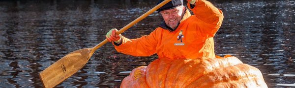 Британец проплыл по реке в гигантской тыкве