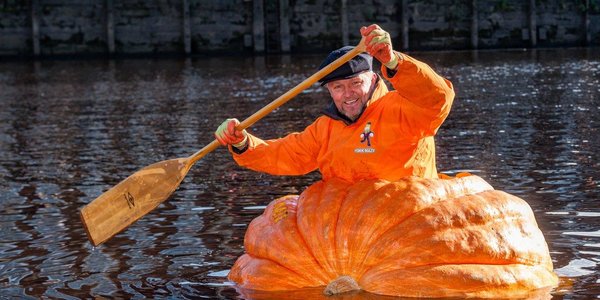Британец проплыл по реке в гигантской тыкве