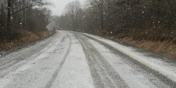 На Лазовском и Серебряном перевалах в Приморье небольшой снег