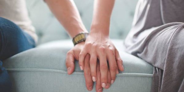 Учёные объяснили, почему важно держаться за руки