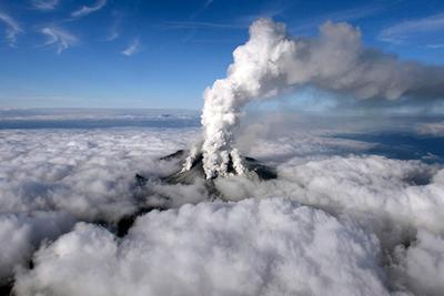 Из-за извержения вулкана в Японии объявлена тревога
